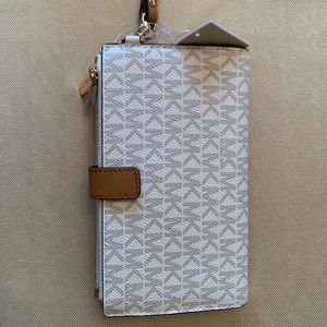 NWT Michael Kors Adele Logo Smartphone Wallet